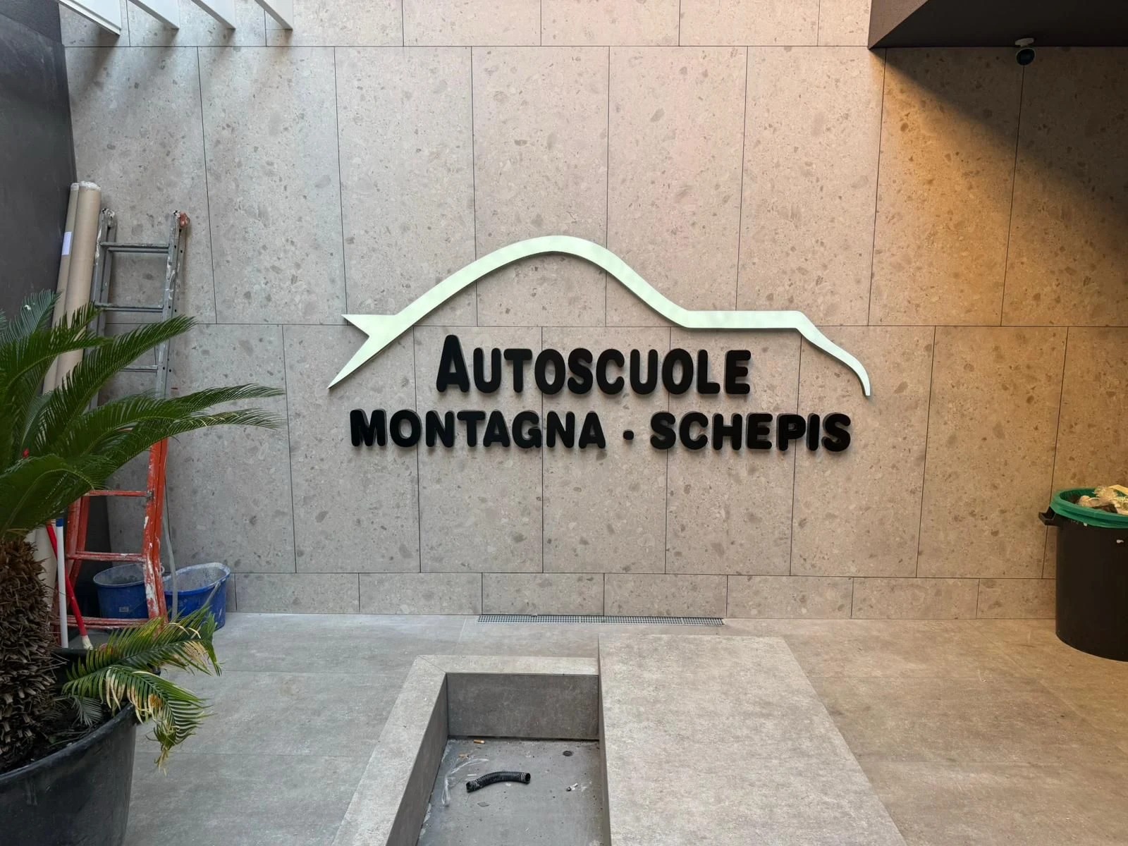 Montagna · Schepis — Lettere in rilievo · Identità aziendale