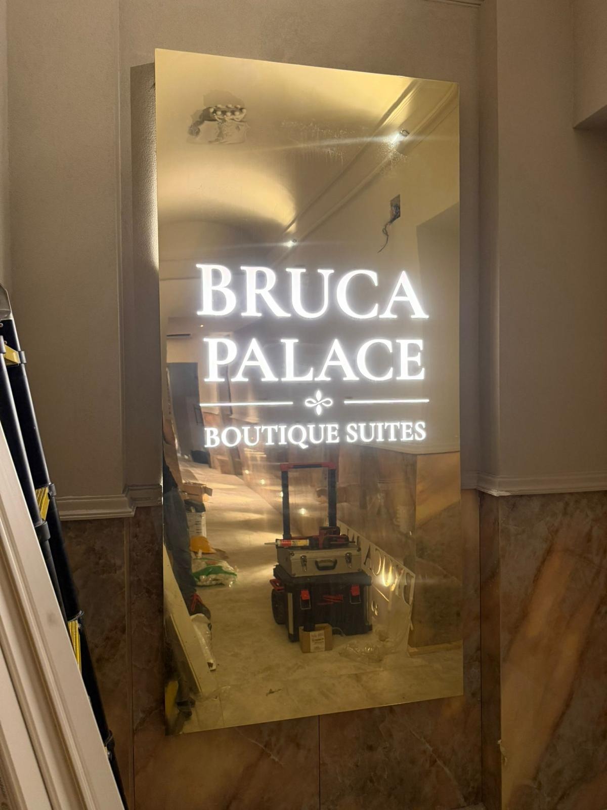 Bruca Palace — Hospitality · Insegna luminosa