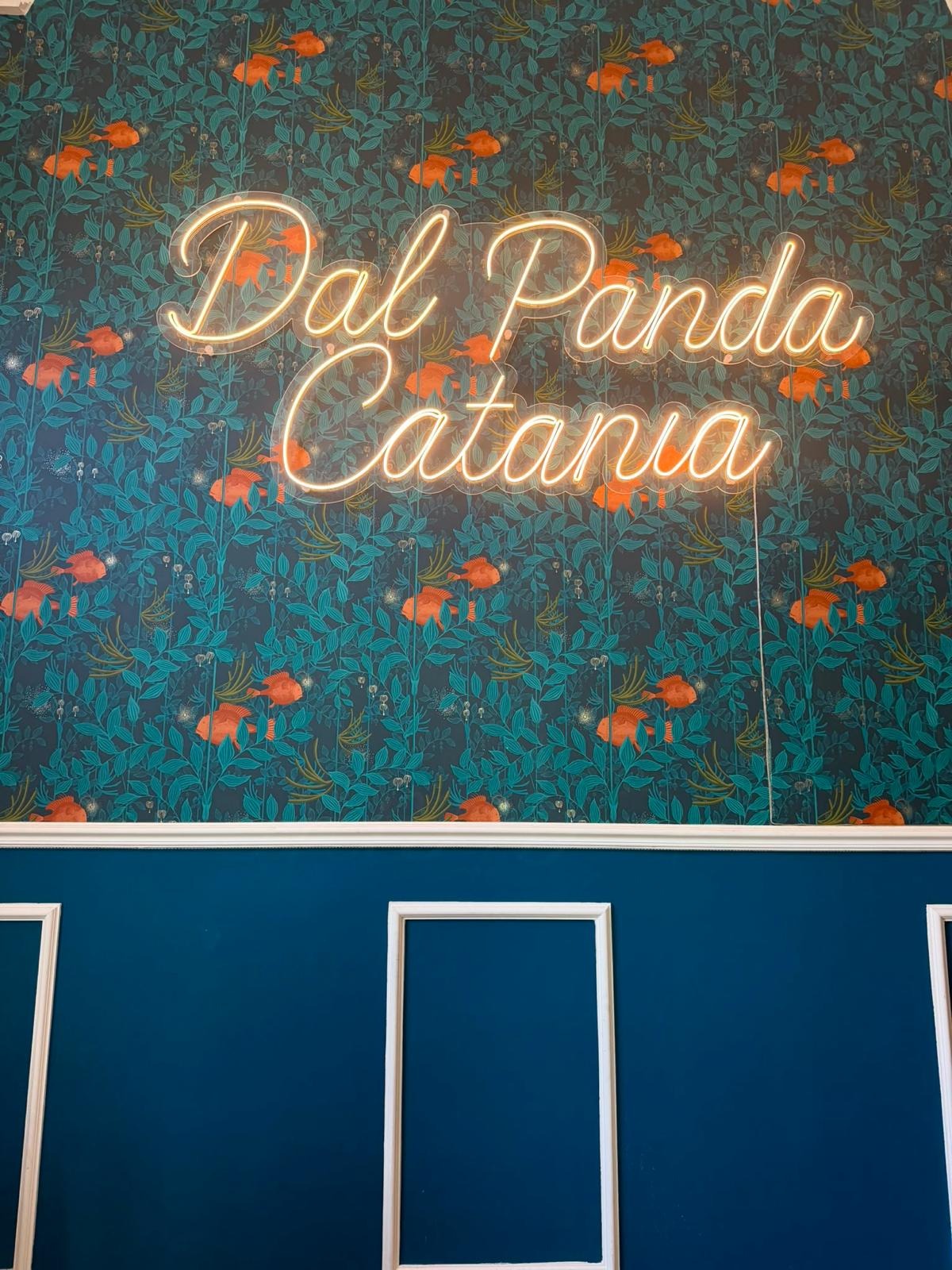 Dal Panda Catania — Interni · Scritta luminosa